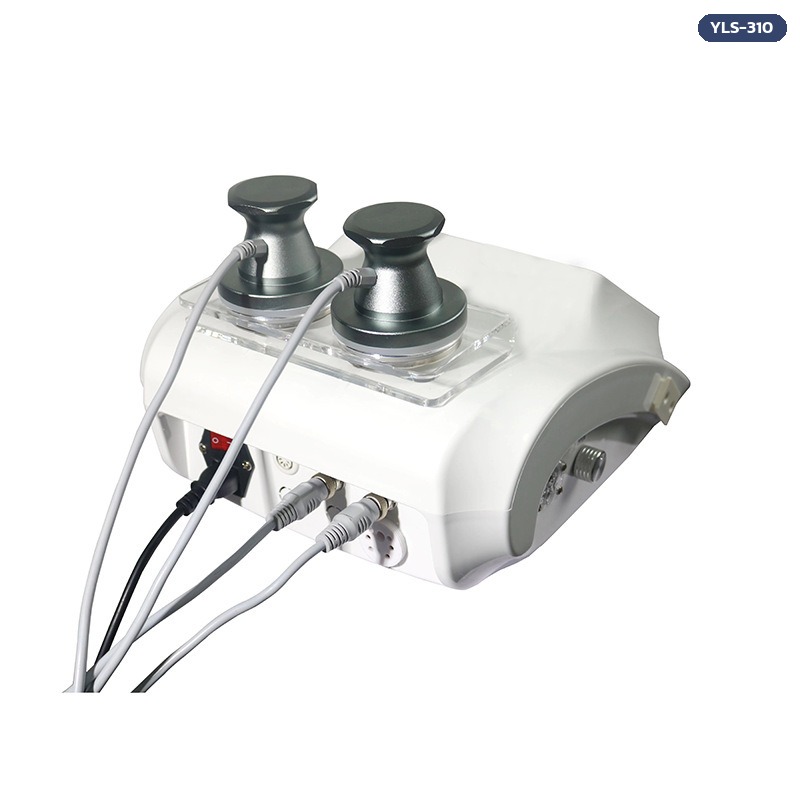 ด้านหลังเครื่องนวด EMS YLS-310 ช่องต่อหัวตรวจ แผ่นแปะ แปรงเส้นลมปราณ และหัวสุญญากาศ