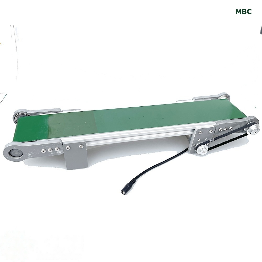 โครงอะลูมิเนียมโปรไฟล์ สายพาน PVC สีเขียว มอเตอร์ติดตั้งใต้โครงด้านท้าย