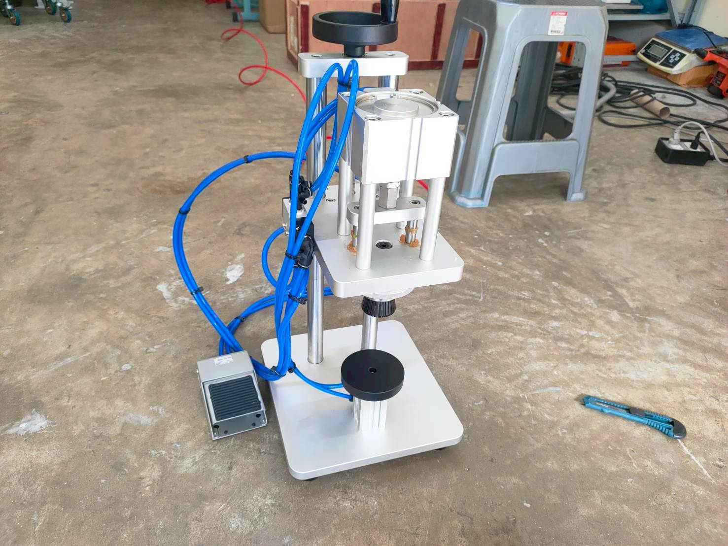 เครื่องหนีบปิดขอบฝาขวดน้ำหอมกึ่งอัตโนมัติ รุ่น CYT-01