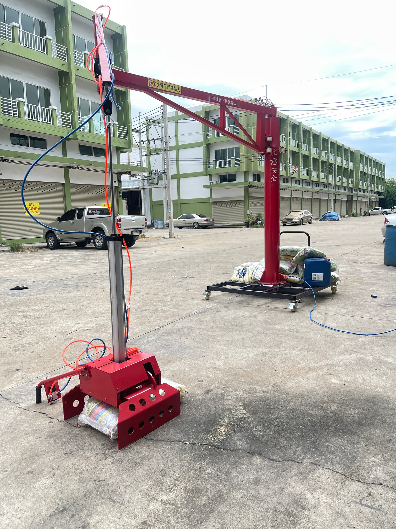 เครื่องหยิบจับ ST-100 ตัวช่วยสุดล้ำในงานยกของหนัก